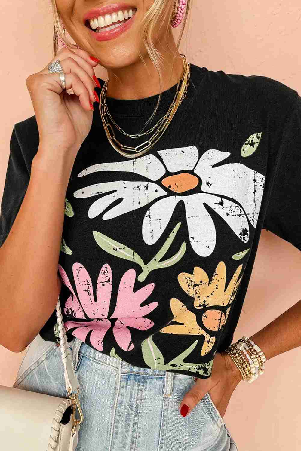 T-shirt femme noir à imprimé floral multicolore, manches courtes.