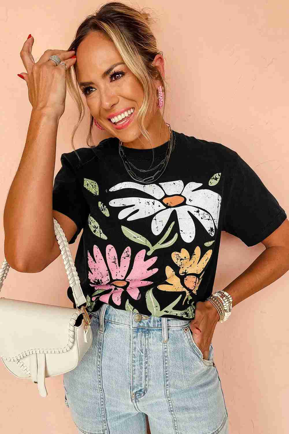 T-shirt femme noir à imprimé floral multicolore, col rond, manches courtes.