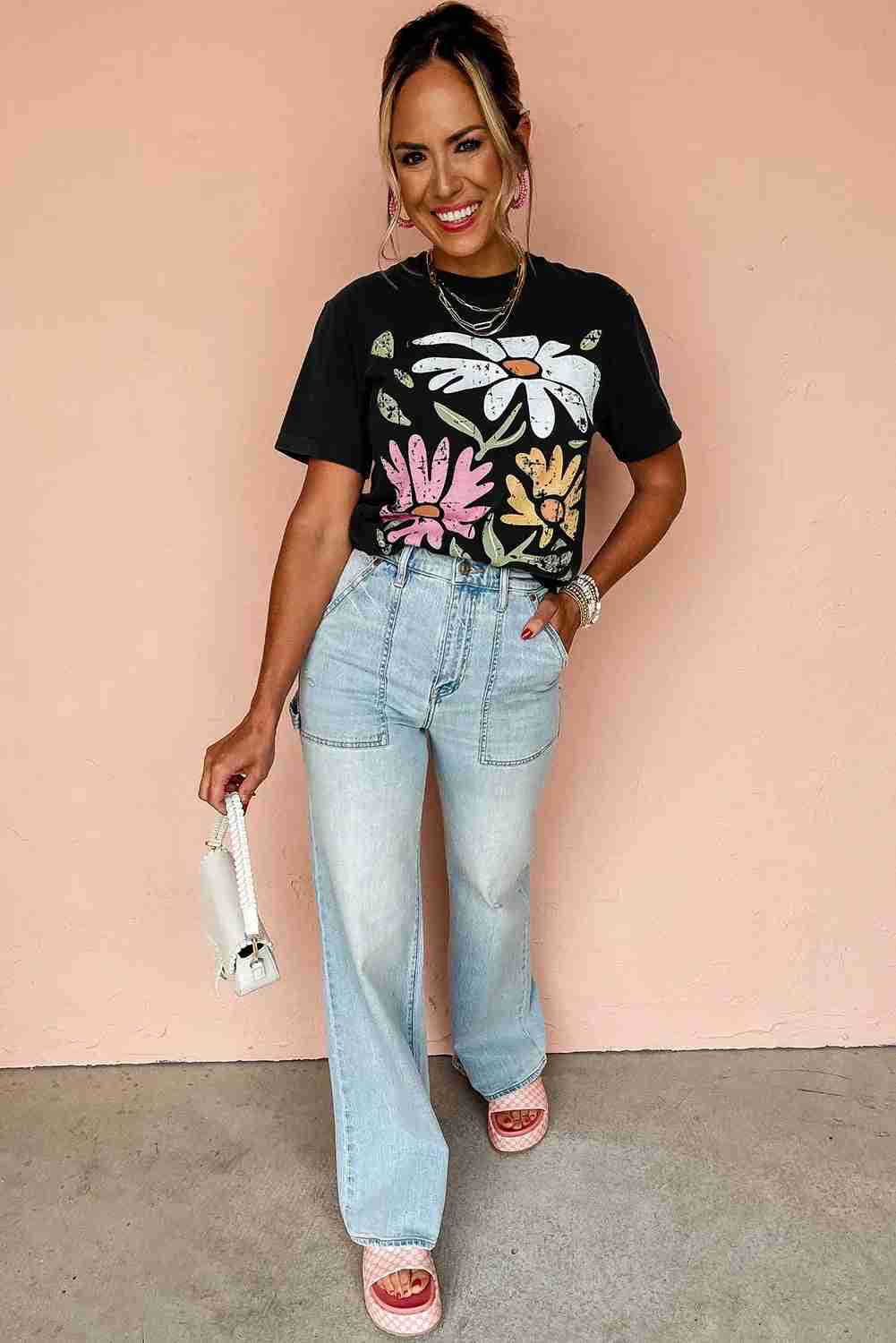 T-shirt femme noir à imprimé floral multicolore, coupe droite, manches courtes.