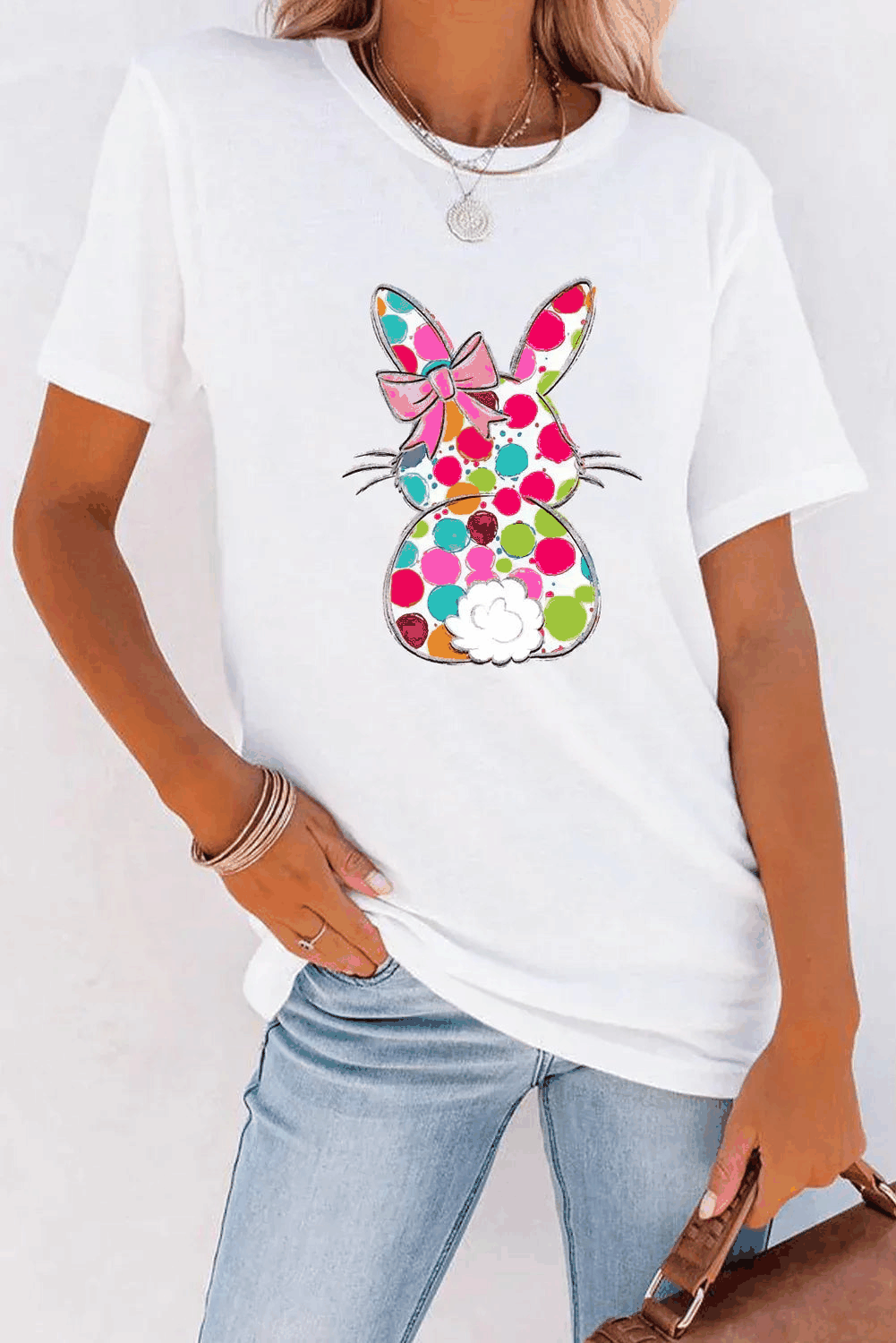 T-shirt femme blanc avec motif lapin de Pâques coloré imprimé au centre
