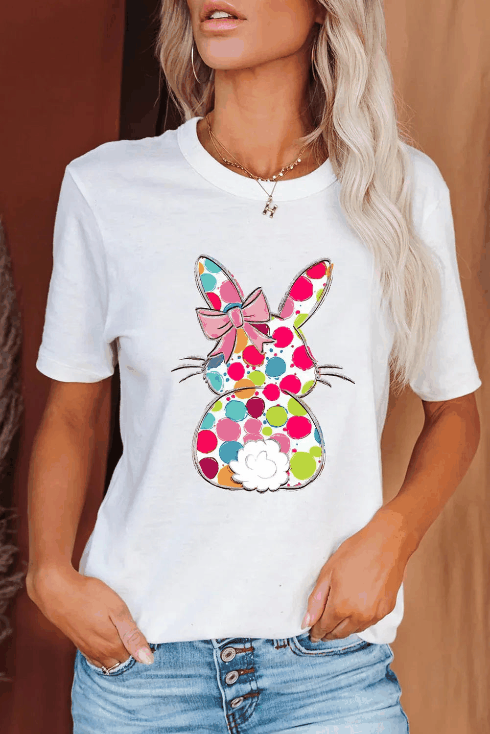 T-shirt femme blanc à col rond avec motif lapin de Pâques coloré imprimé