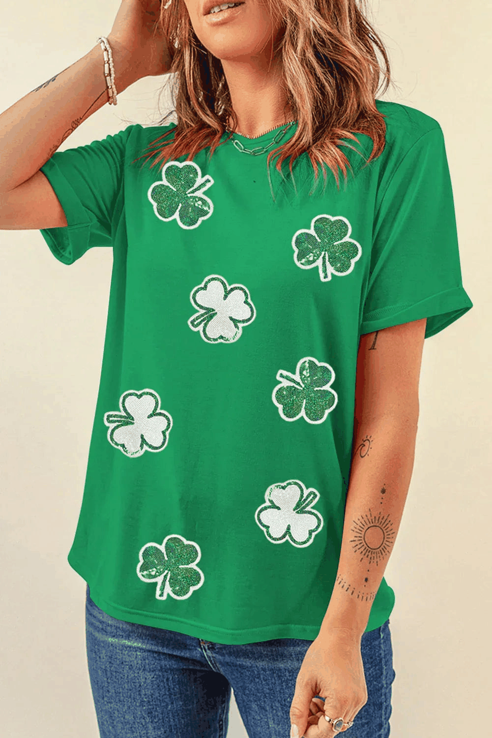T-shirt femme vert vif à motifs de trèfles blancs, col rond, manches courtes, côté
