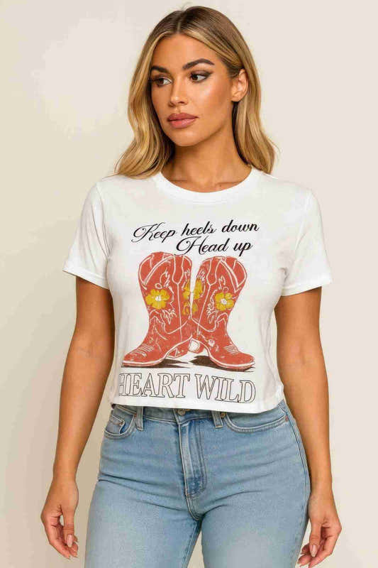 T-shirt femme blanc à imprimé bottes de cow-boy rouges au centre