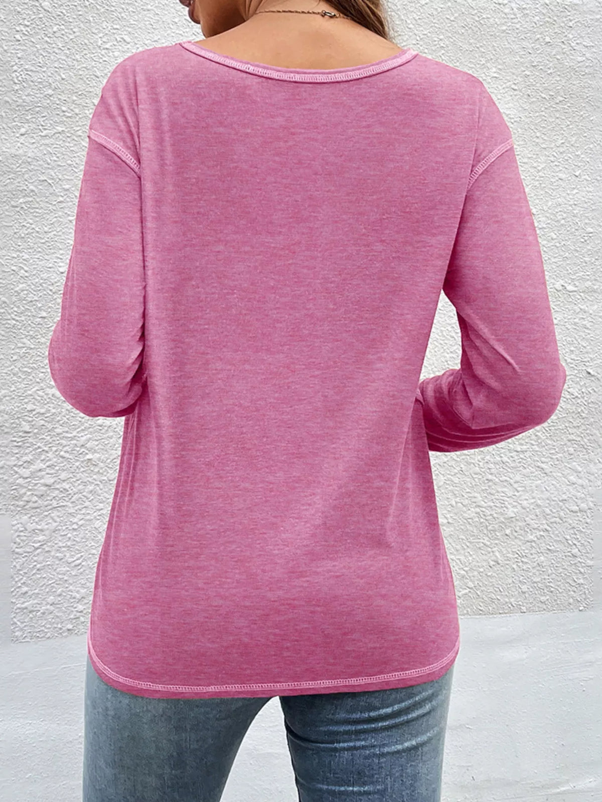 T-shirt manches longues à coutures apparentes et boutons décoratifs pour femme – vue 3