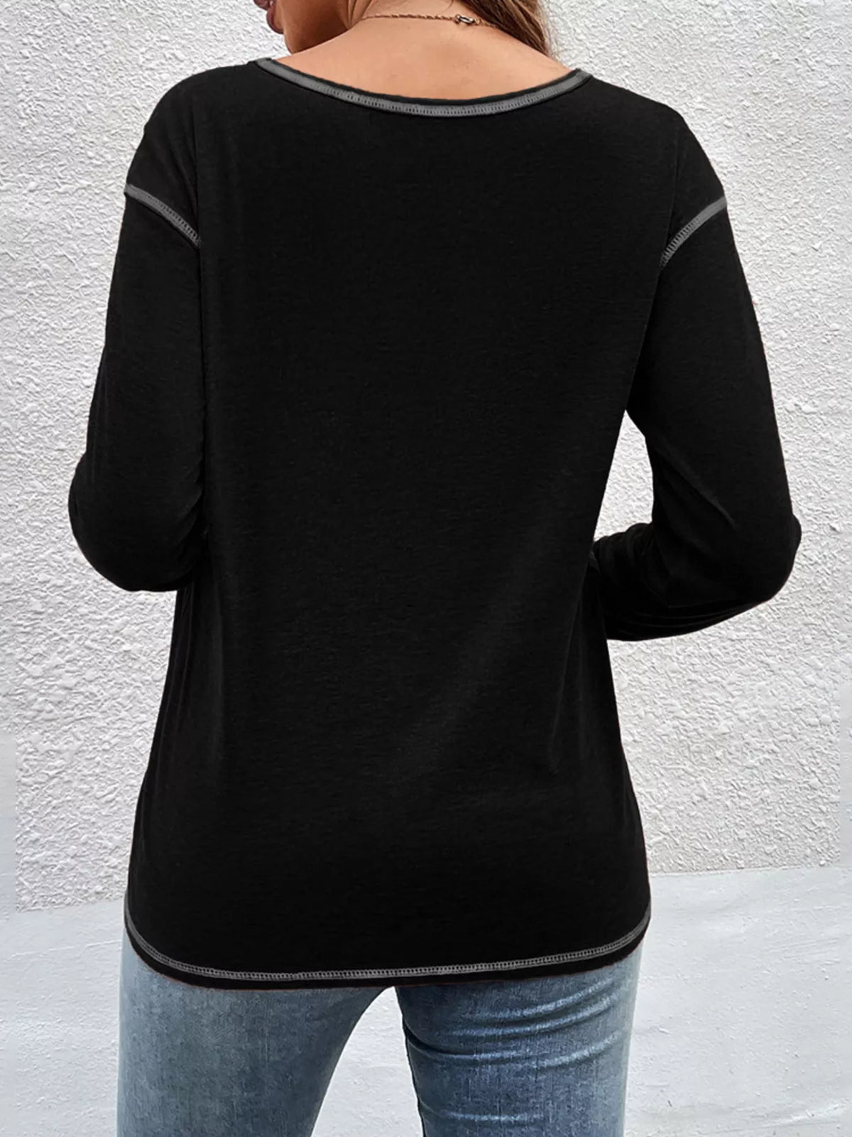 T-shirt manches longues à coutures apparentes et boutons décoratifs pour femme – vue 7