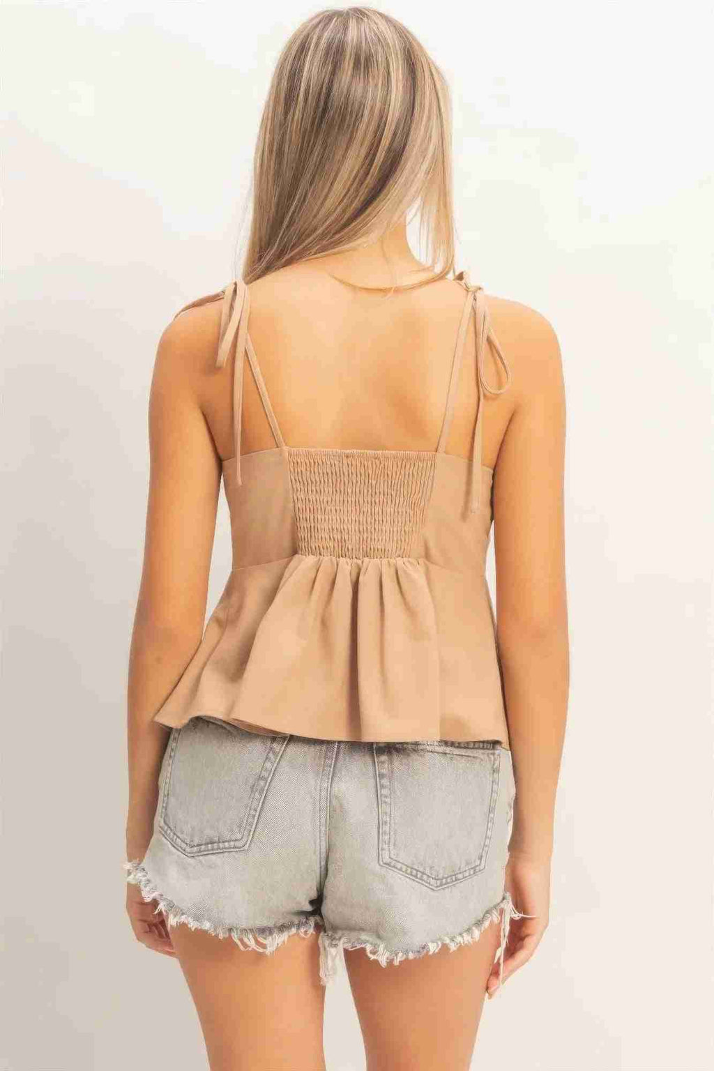 Top à bretelles fines avec dos élastiqué et smocks, couleur taupe/beige