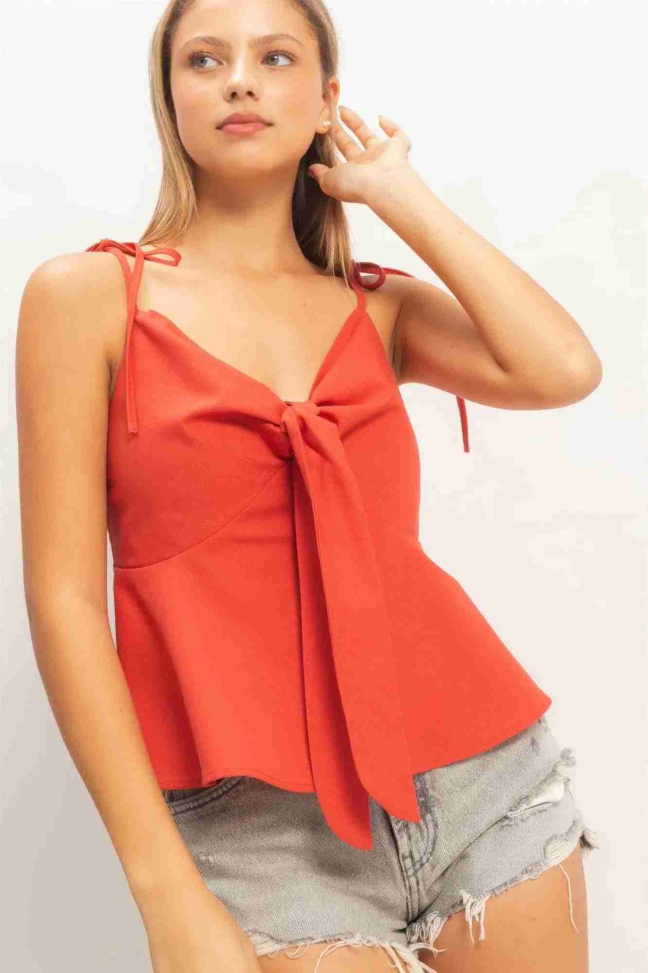 Top femme rouge à bretelles fines, nœud au devant et bas volanté
