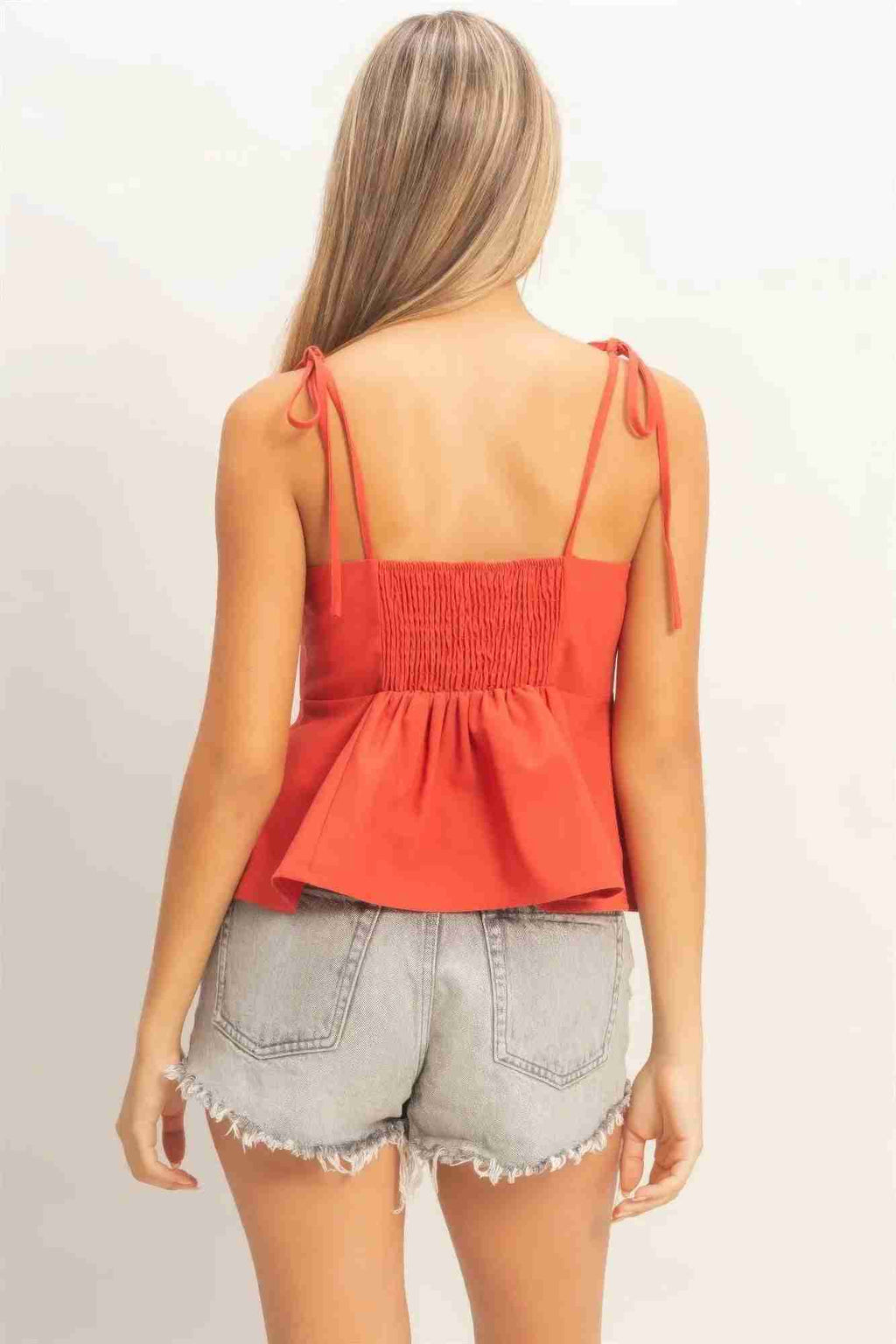 Top femme rouge à bretelles fines, dos avec smocks et nœuds