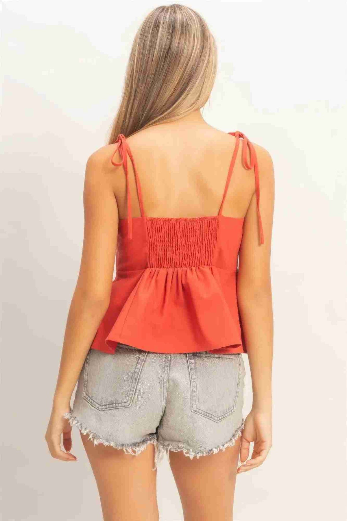 Top femme rouge à bretelles fines, dos avec smocks et nœuds