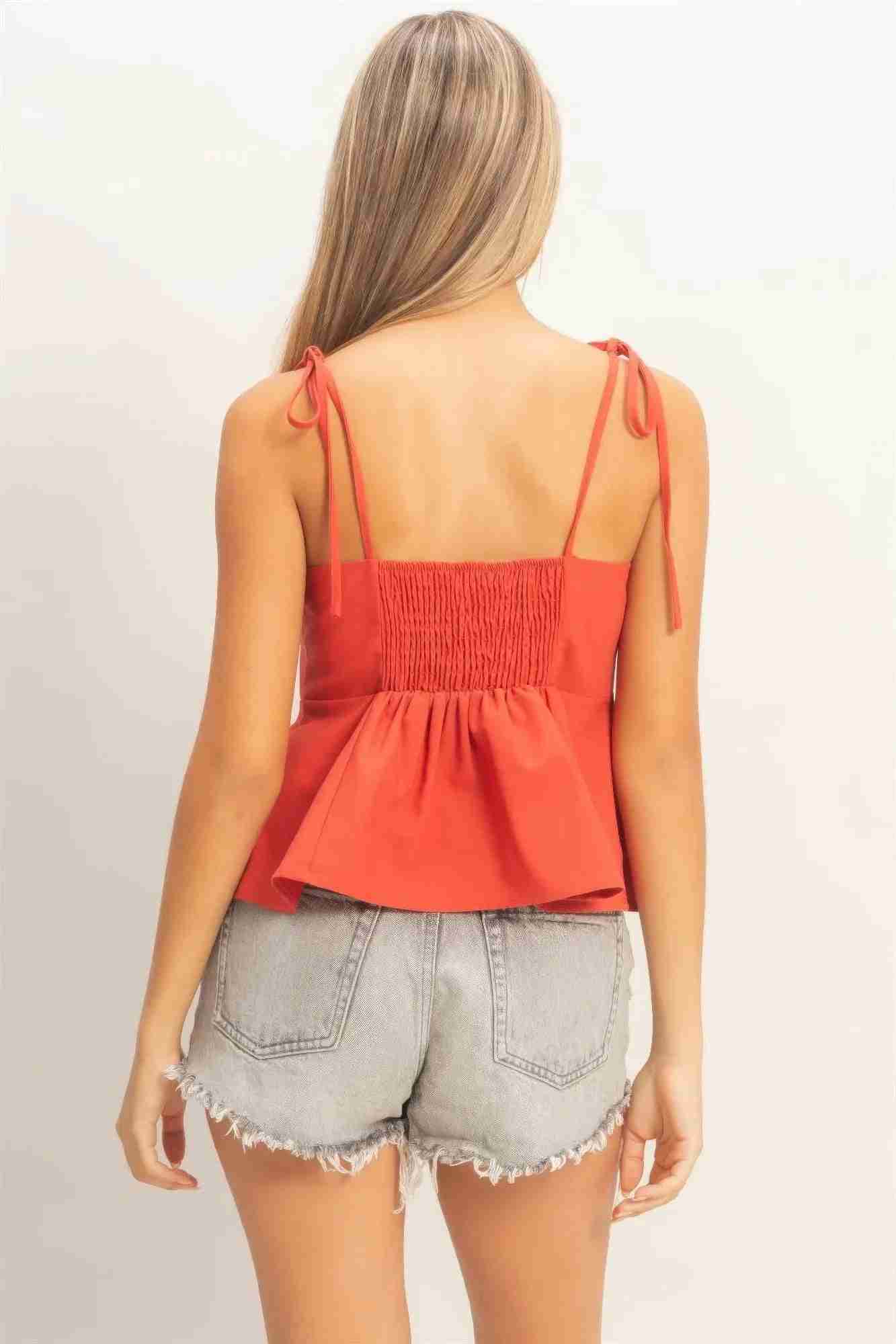 Top femme rouge à bretelles fines, dos avec smocks et nœuds