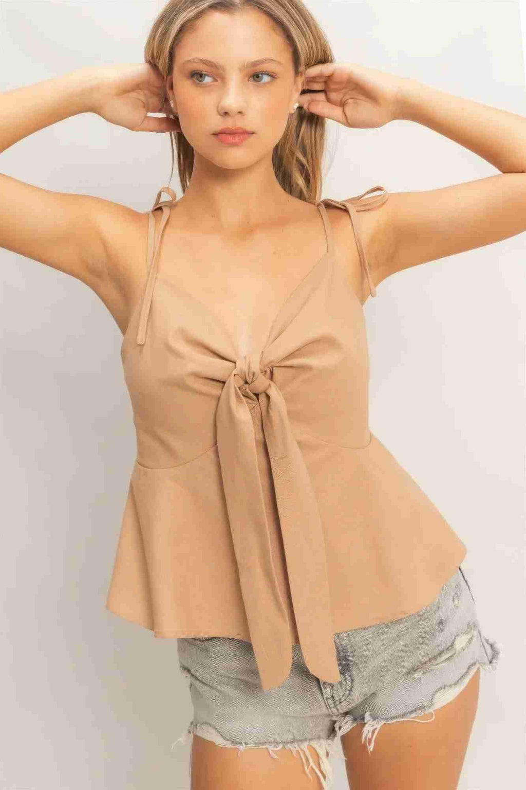 Top à fines bretelles noué devant, tissu beige clair, décolleté en V