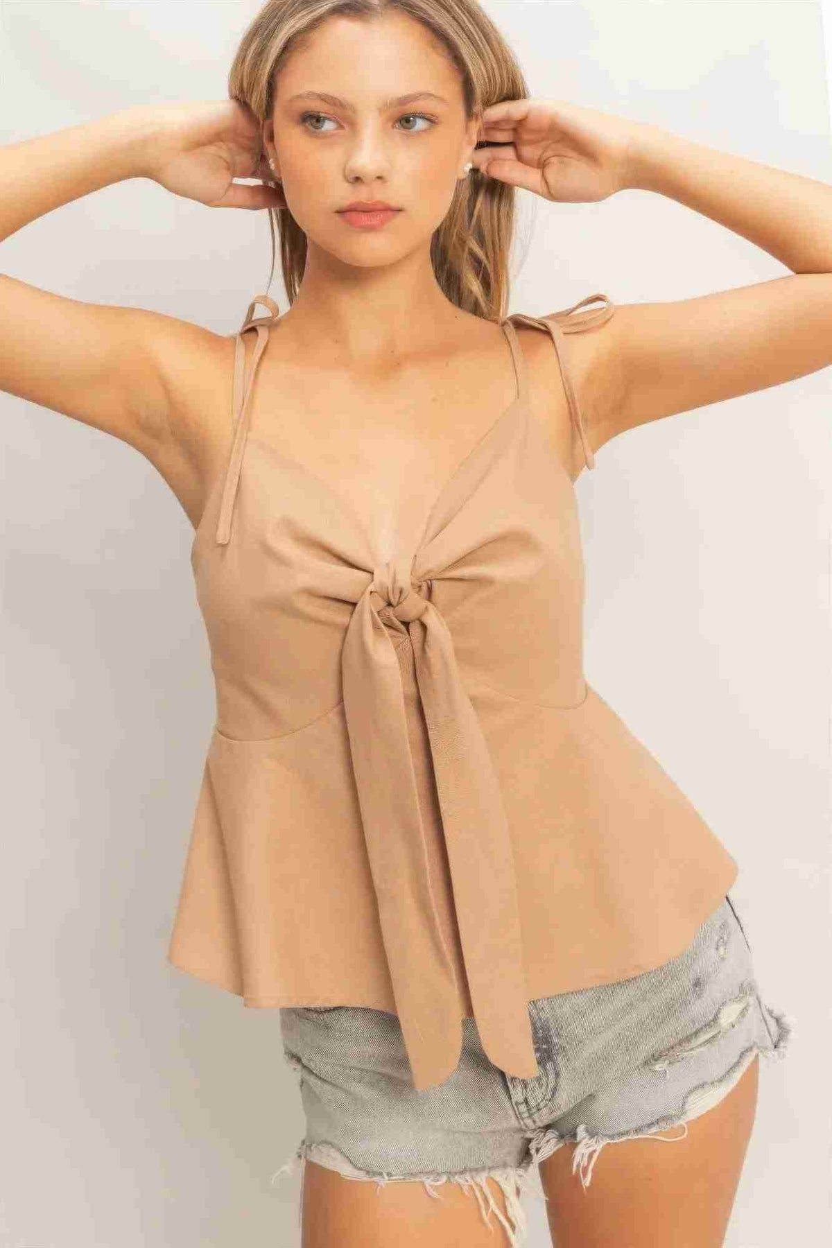 Top à fines bretelles noué devant, tissu beige clair, décolleté en V