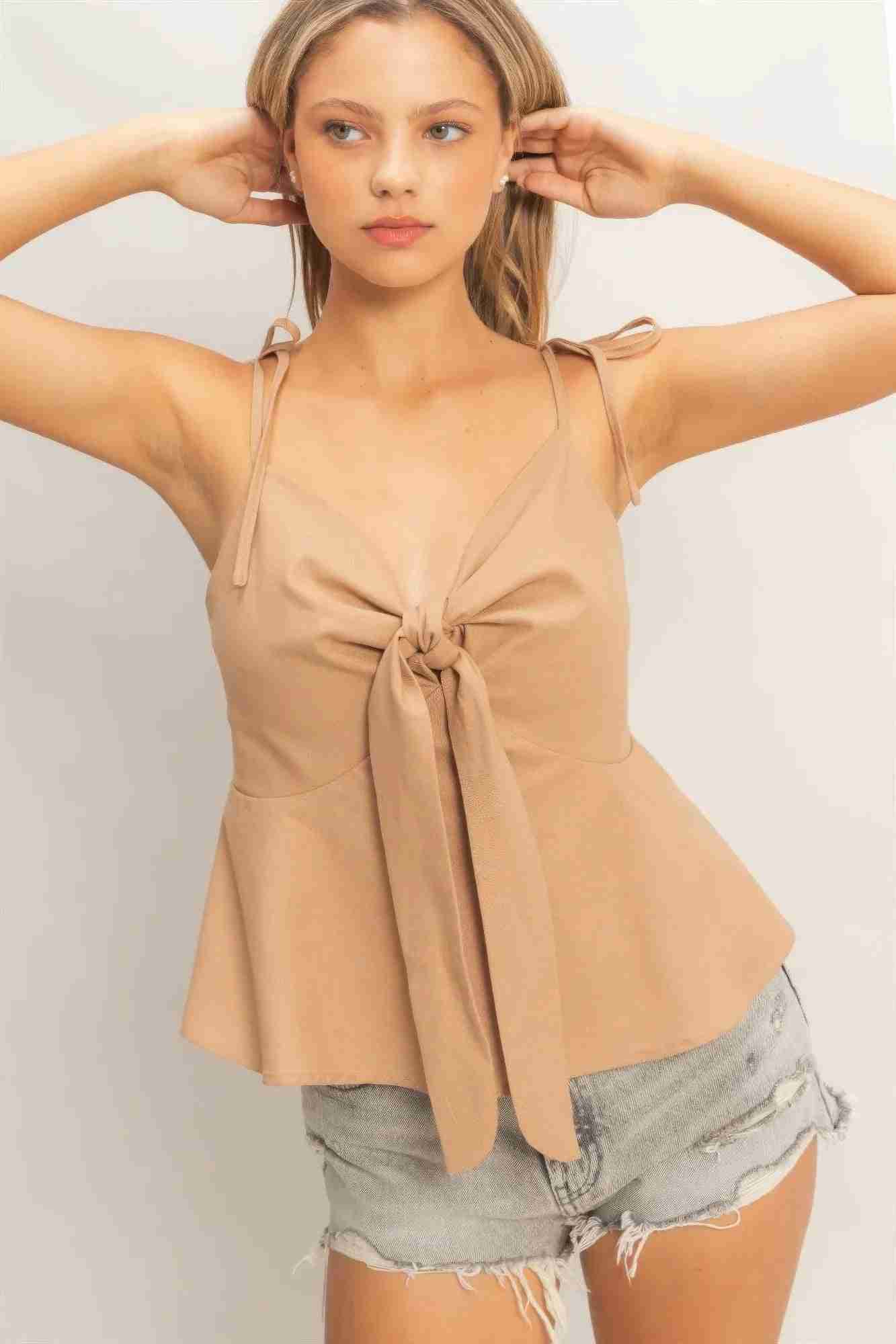 Top à fines bretelles noué devant, tissu beige clair, décolleté en V