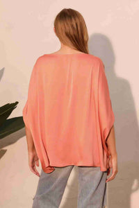 Caftan ample pêche vu de dos, encolure et emmanchures lâches