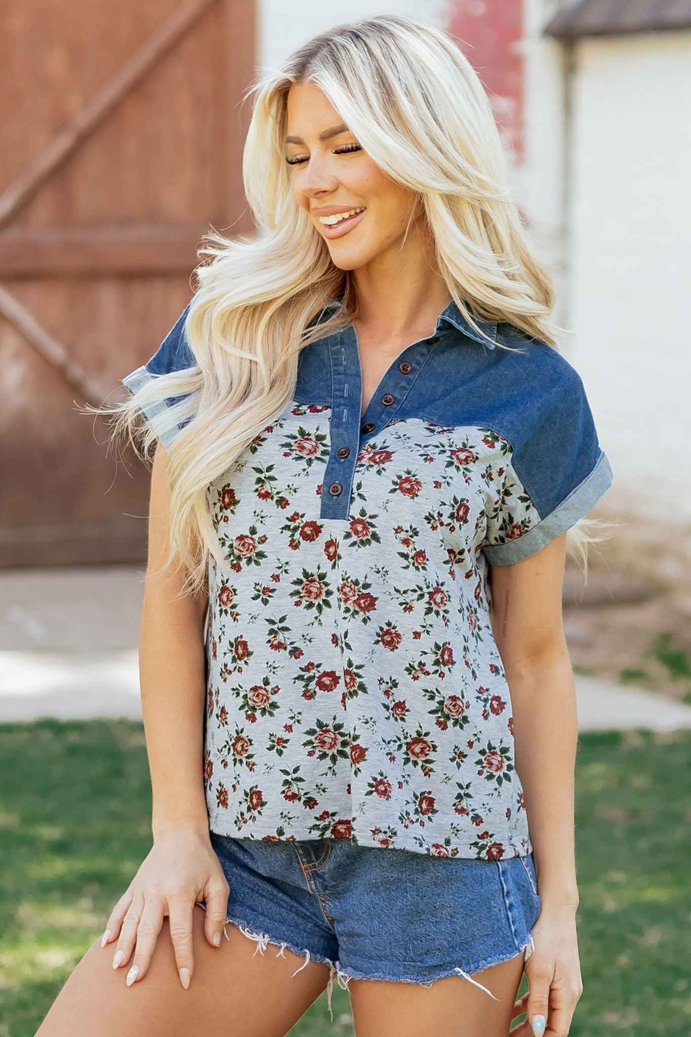 Haut femme col boutonné en denim bleu, empiècement floral rouge sur fond gris