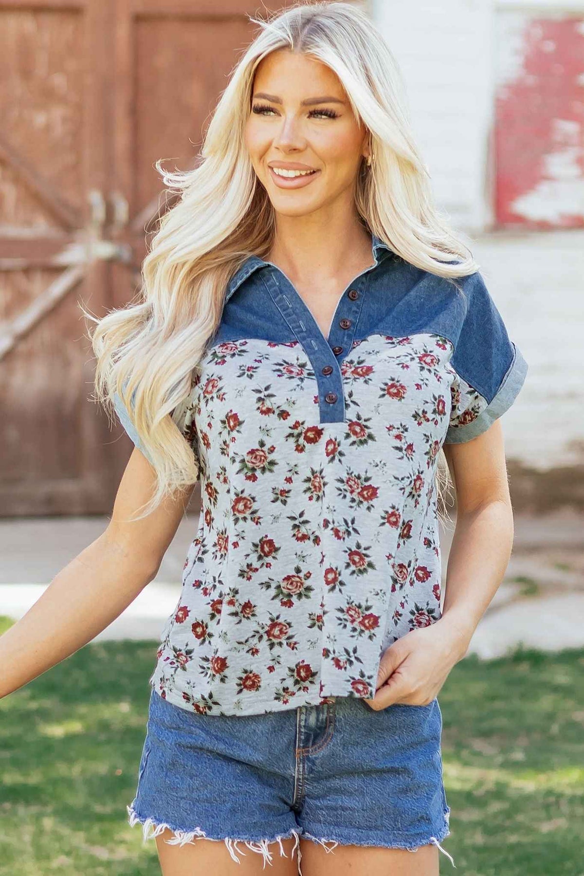 Haut femme patchwork jean bleu et empiècement floral rétro, col et boutons.