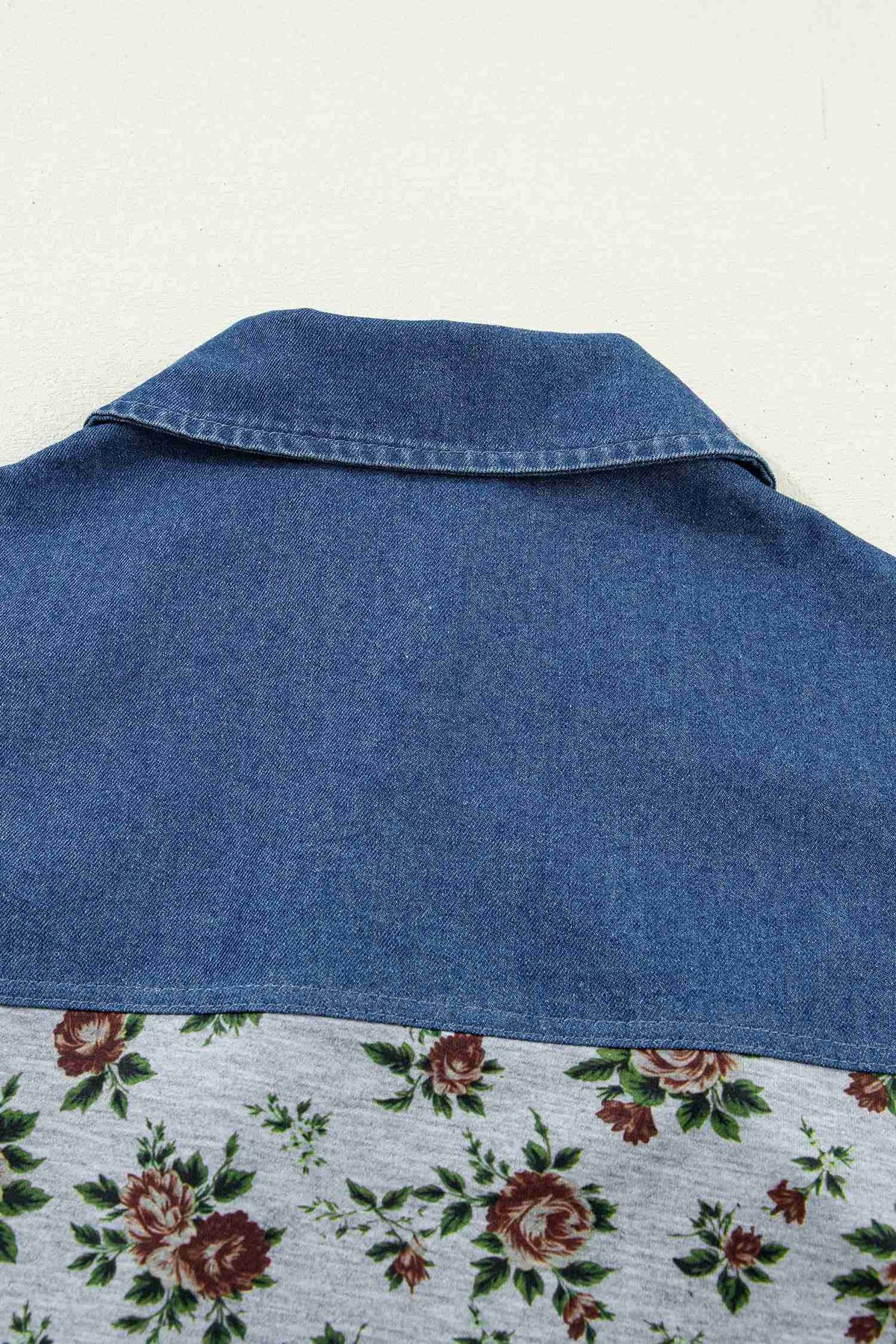 Haut femme dos en denim bleu, partie inférieure à fleurs sur fond clair