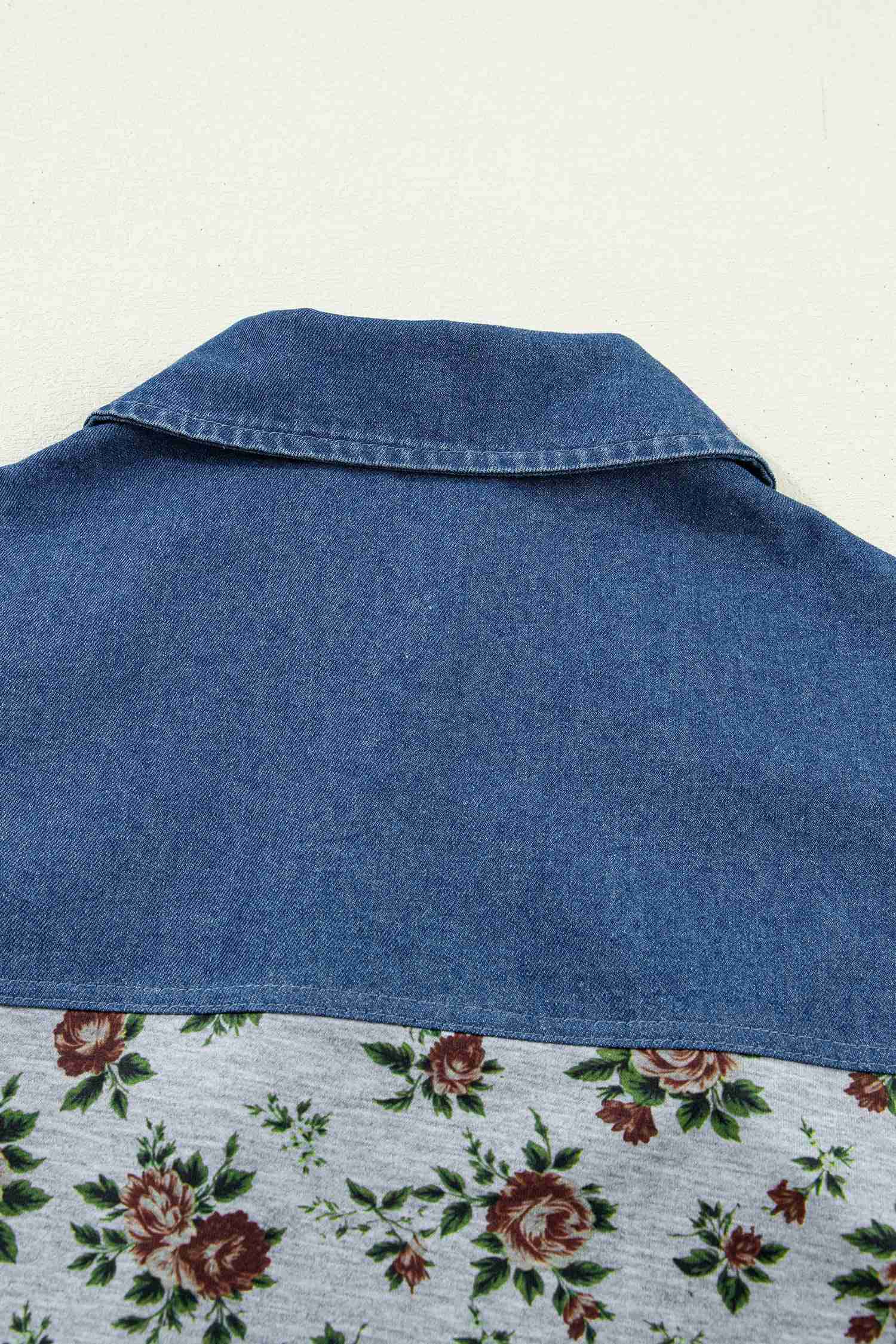 Haut femme dos en denim bleu, partie inférieure à fleurs sur fond clair