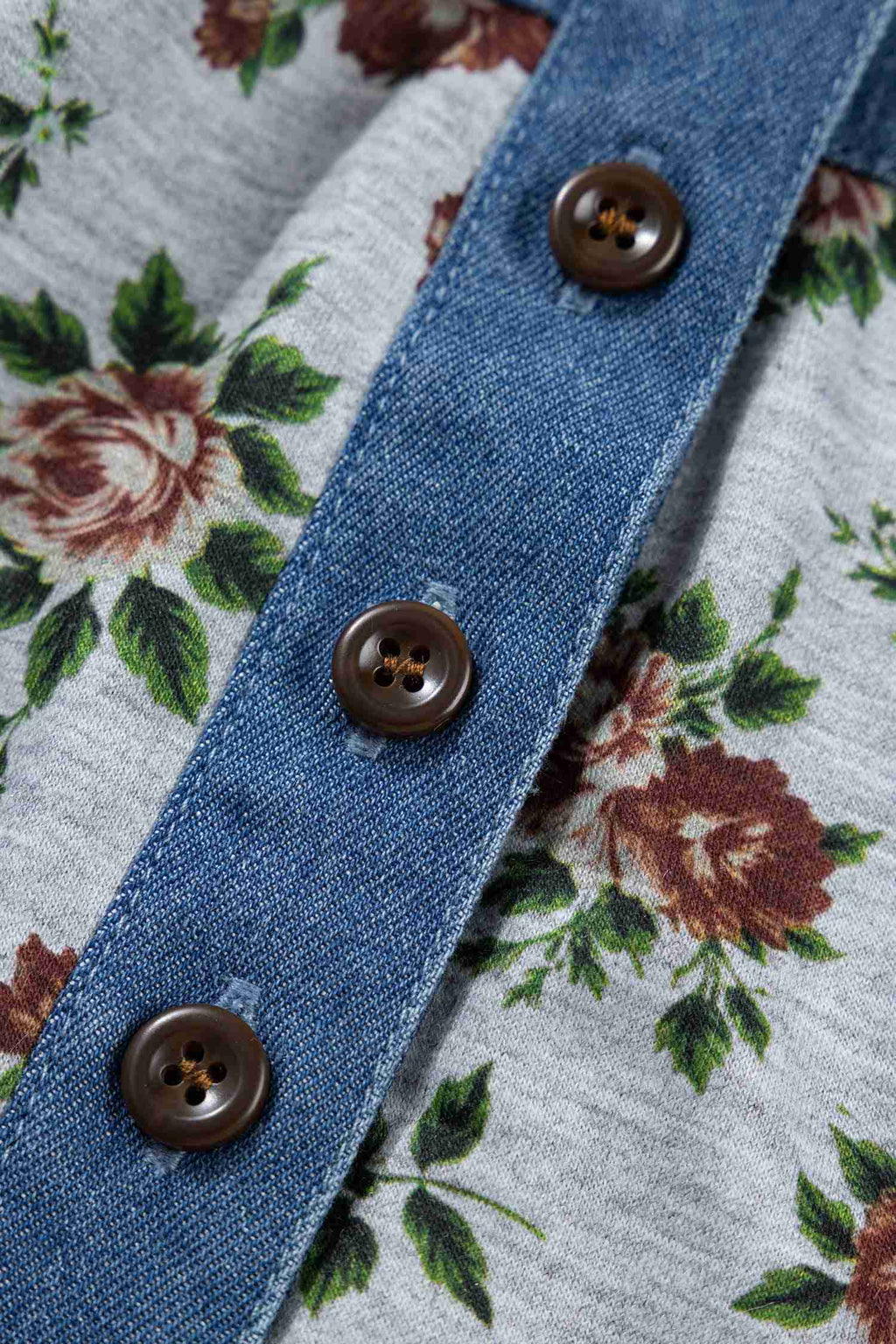 Haut femme patte boutonnée en denim bleu avec boutons bruns