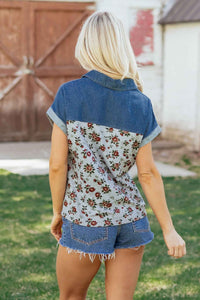 Haut femme dos denim bleu et empiècement floral rouge, coupe courte