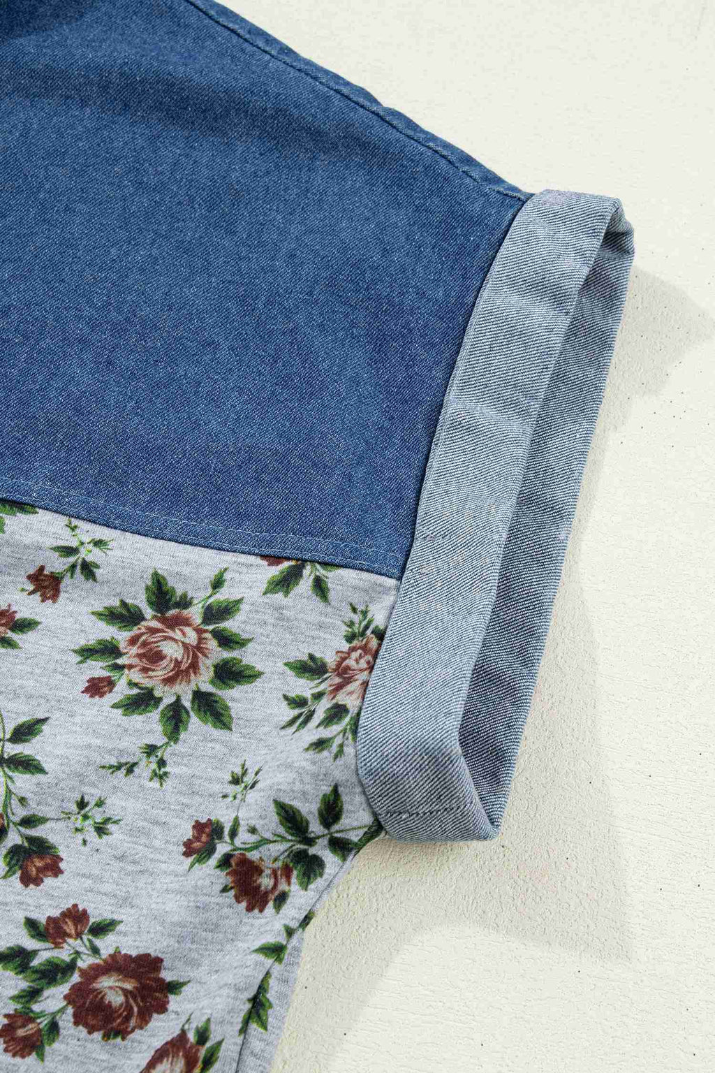 Haut femme manche en denim bleu, bas floral sur fond clair