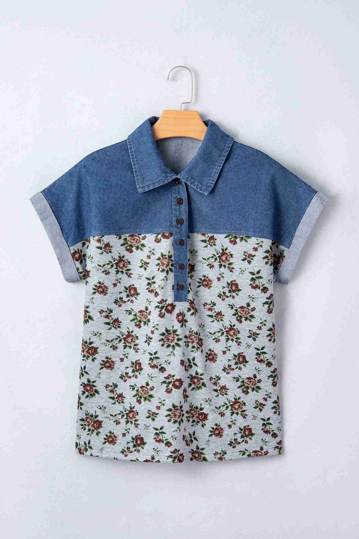 Haut femme en denim bleu à empiècement floral rouge et col boutonné