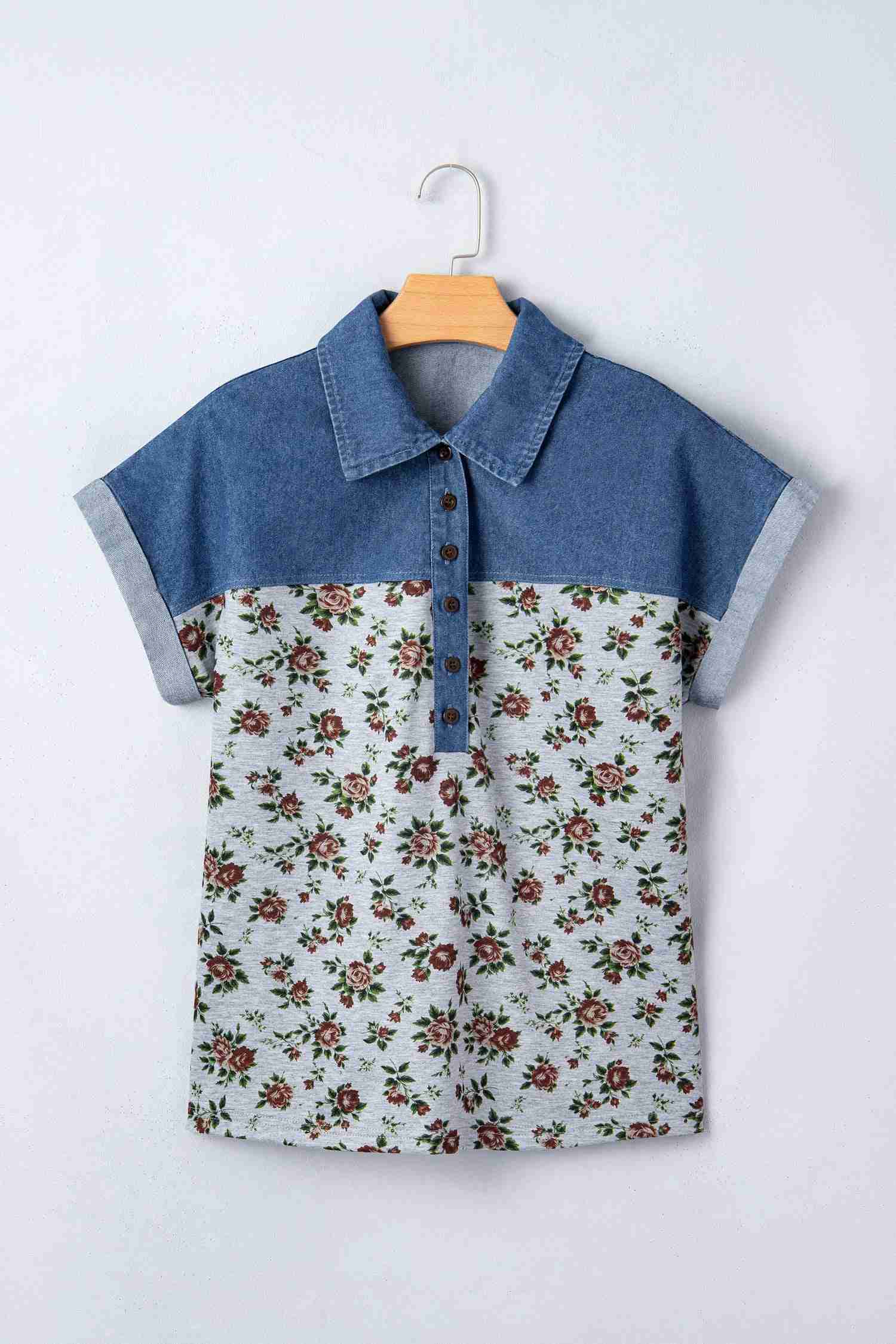 Haut femme en denim bleu à empiècement floral rouge et col boutonné