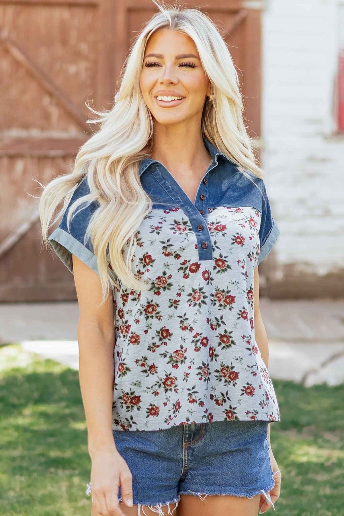 Haut femme patchwork jean bleu et tissu floral rouge, manches courtes boutonné.