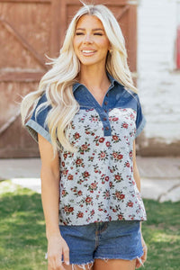 Haut femme patchwork jean bleu et tissu floral rouge, manches courtes boutonné.