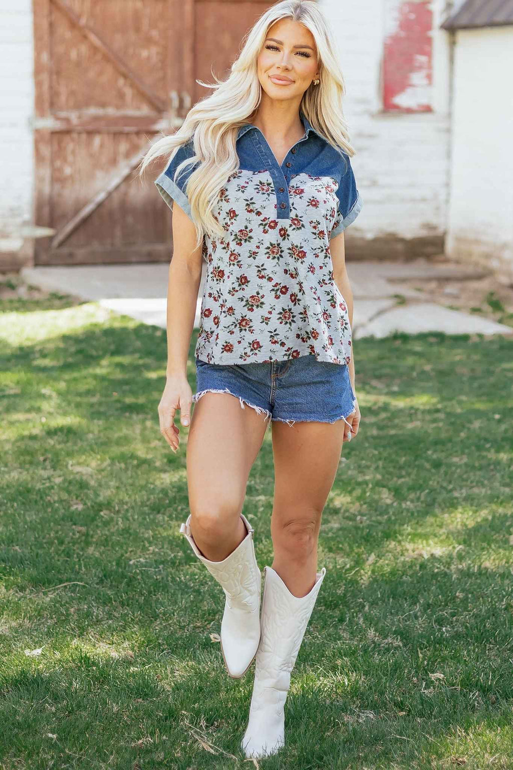 Haut femme patchwork jean bleu, encolure boutonnée, empiècement floral rouge et vert.