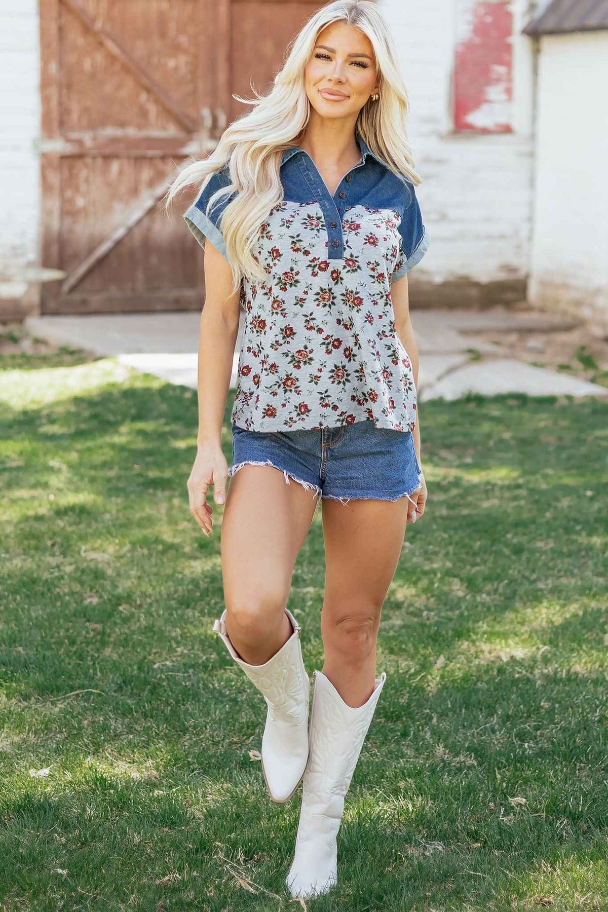 Haut femme patchwork jean bleu, encolure boutonnée, empiècement floral rouge et vert.