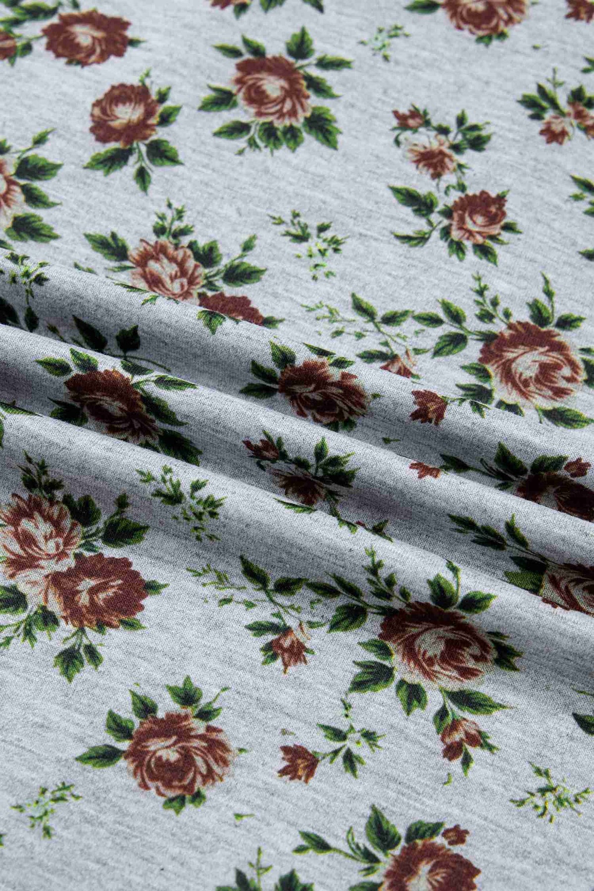 Haut femme tissu floral rouge et vert sur fond gris clair