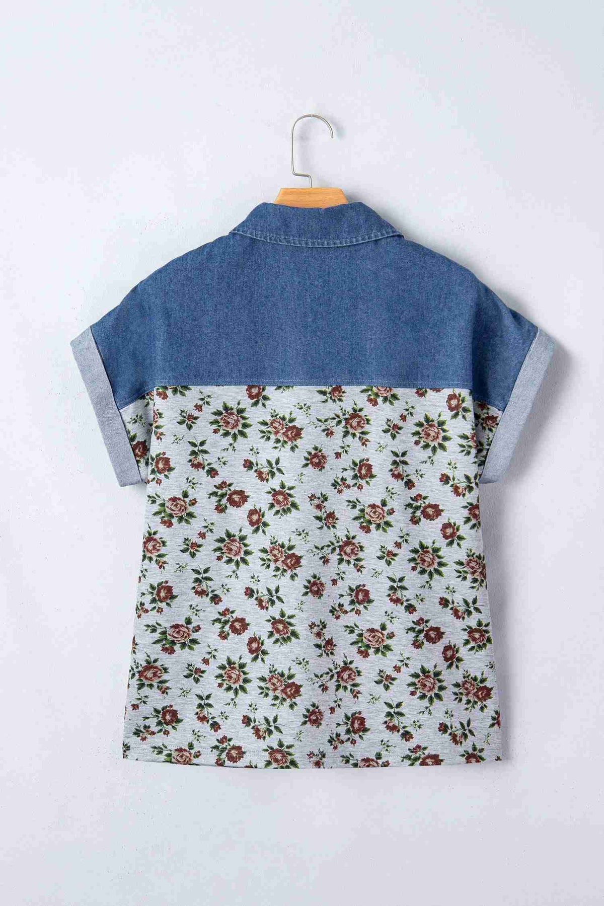 Haut femme dos en denim bleu avec empiècement floral rouge, boutons