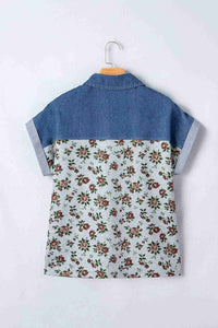 Haut femme dos en denim bleu avec empiècement floral rouge, boutons