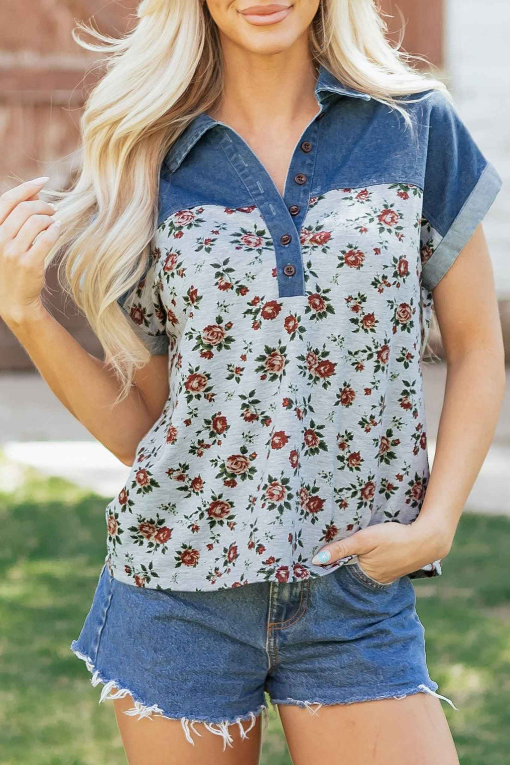 Haut femme patchwork, manches en denim bleu et tissu floral multicolore boutonné.