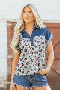 Haut femme patchwork jean bleu, plastron floral à boutons devant.