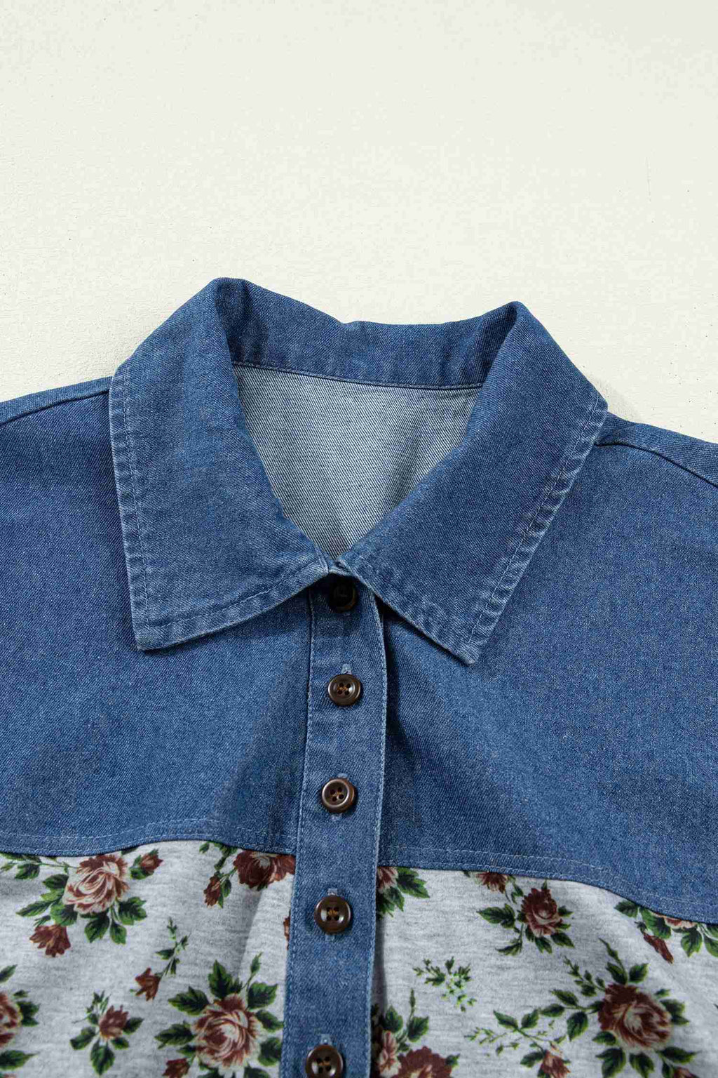 Haut femme col en denim bleu et patte boutonnée, base grise à fleurs