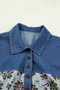 Haut femme col en denim bleu et patte boutonnée, base grise à fleurs
