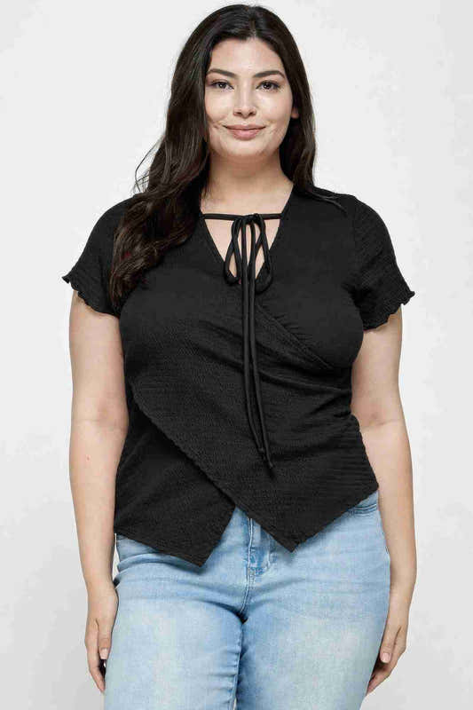Top cache-cœur noir texturé, col noué et manches volantées, fermeture lacets au centre