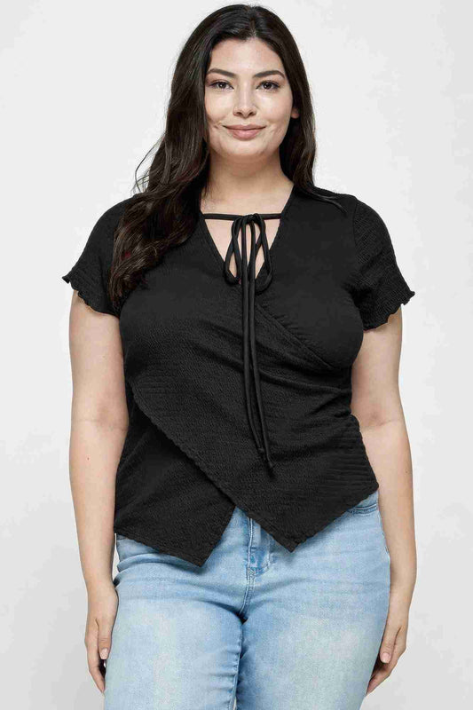 Top cache-cœur noir texturé, col noué et manches volantées, fermeture lacets au centre