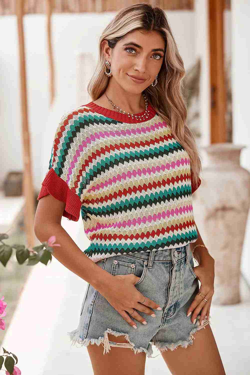 Haut en maille rouge à rayures losanges multicolores, manches courtes à volants