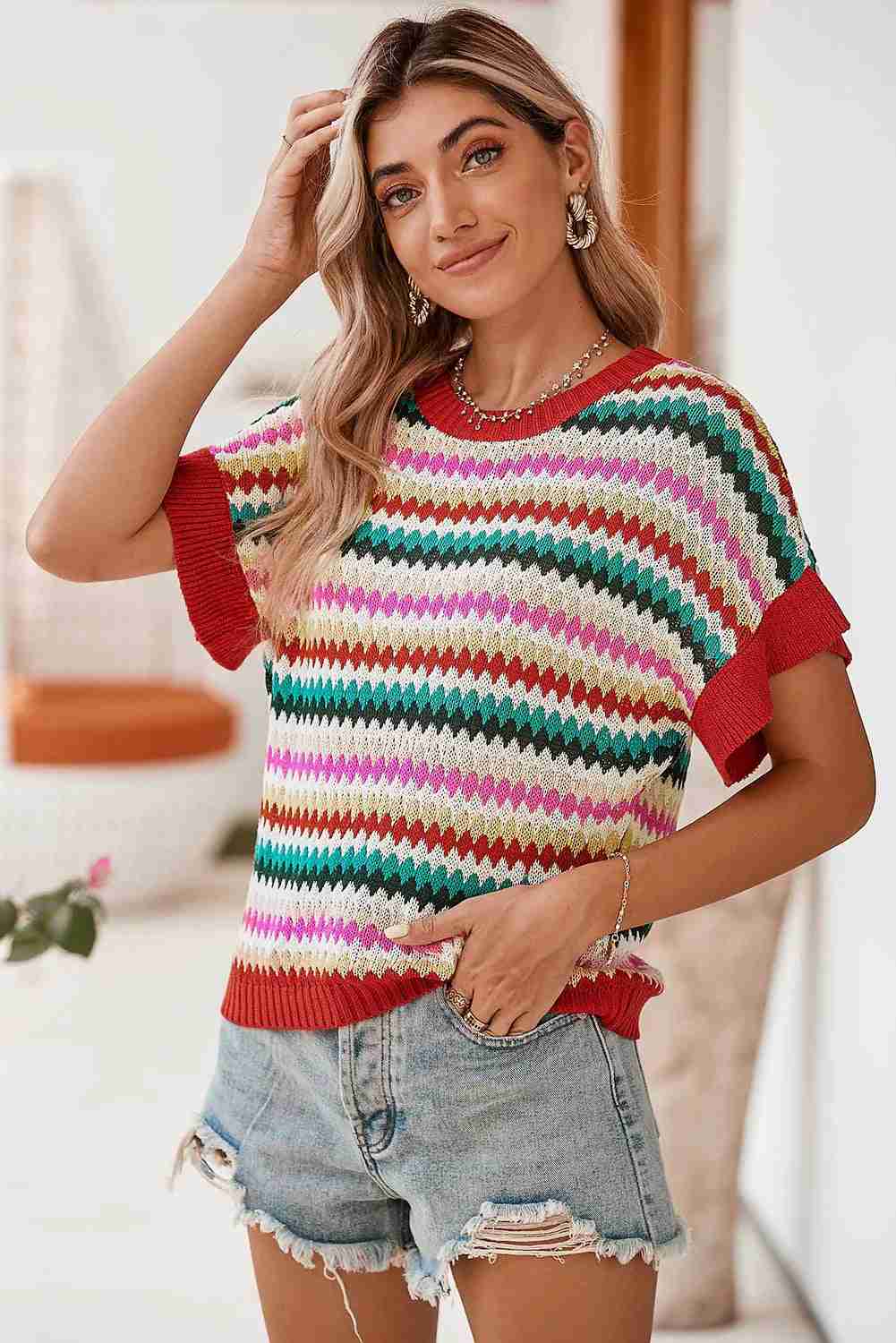 Haut en maille rouge à motif rayures losanges multicolores, manches volantées