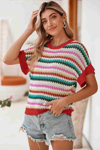 Haut en maille rouge à motif rayures losanges multicolores, manches volantées