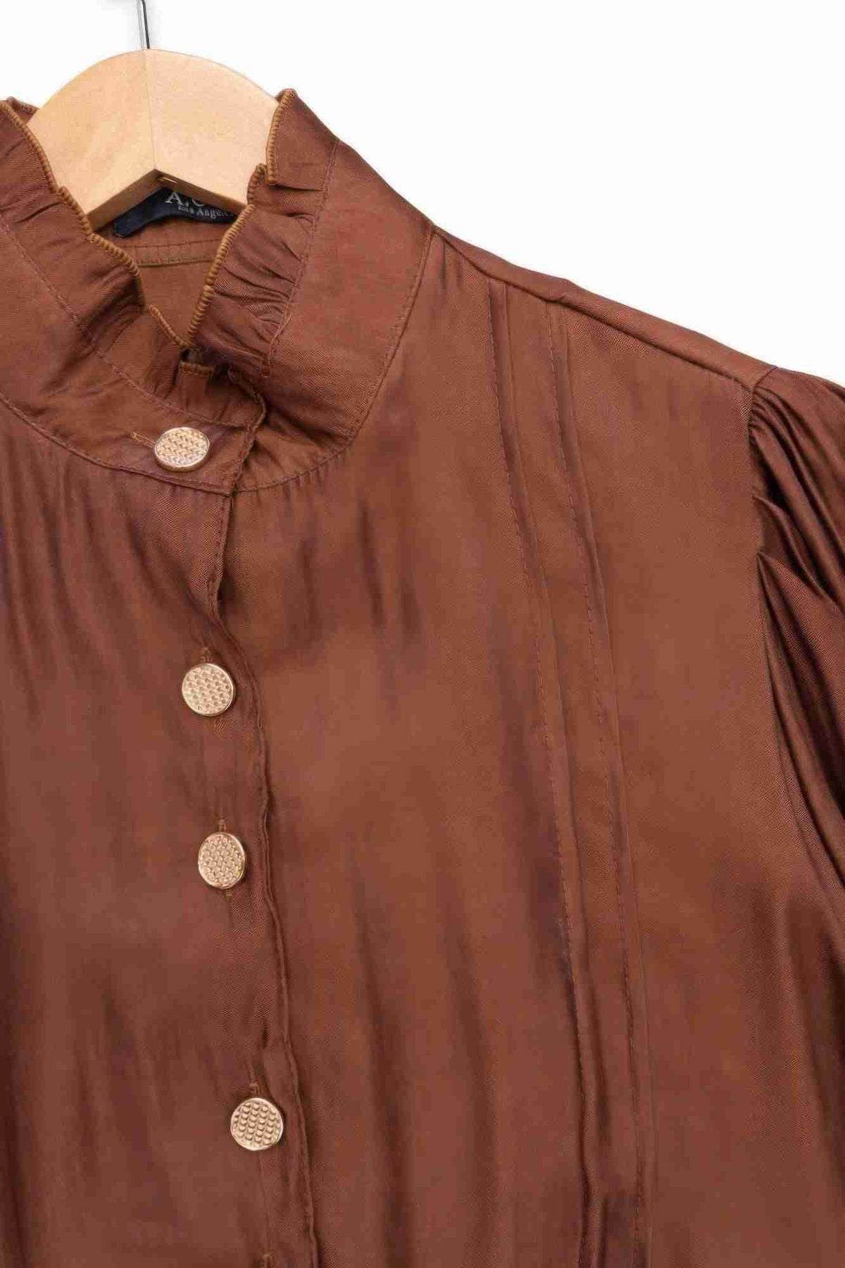 Col et patte boutonnée du haut en satin marron, boutons ronds dorés