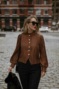 Haut en satin marron, col montant à boutons dorés, manches bouffantes