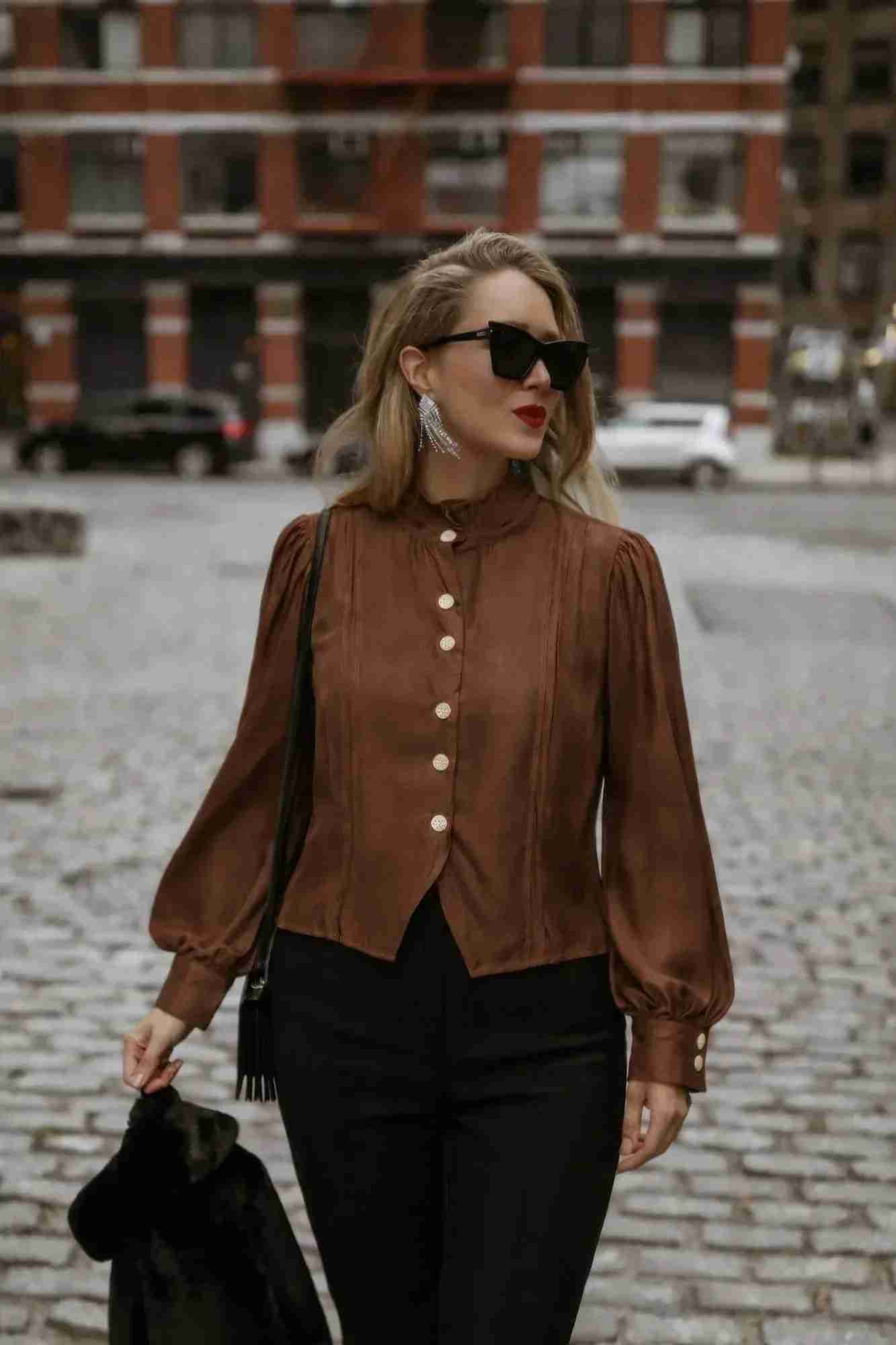Haut en satin marron, col montant à boutons dorés, manches bouffantes