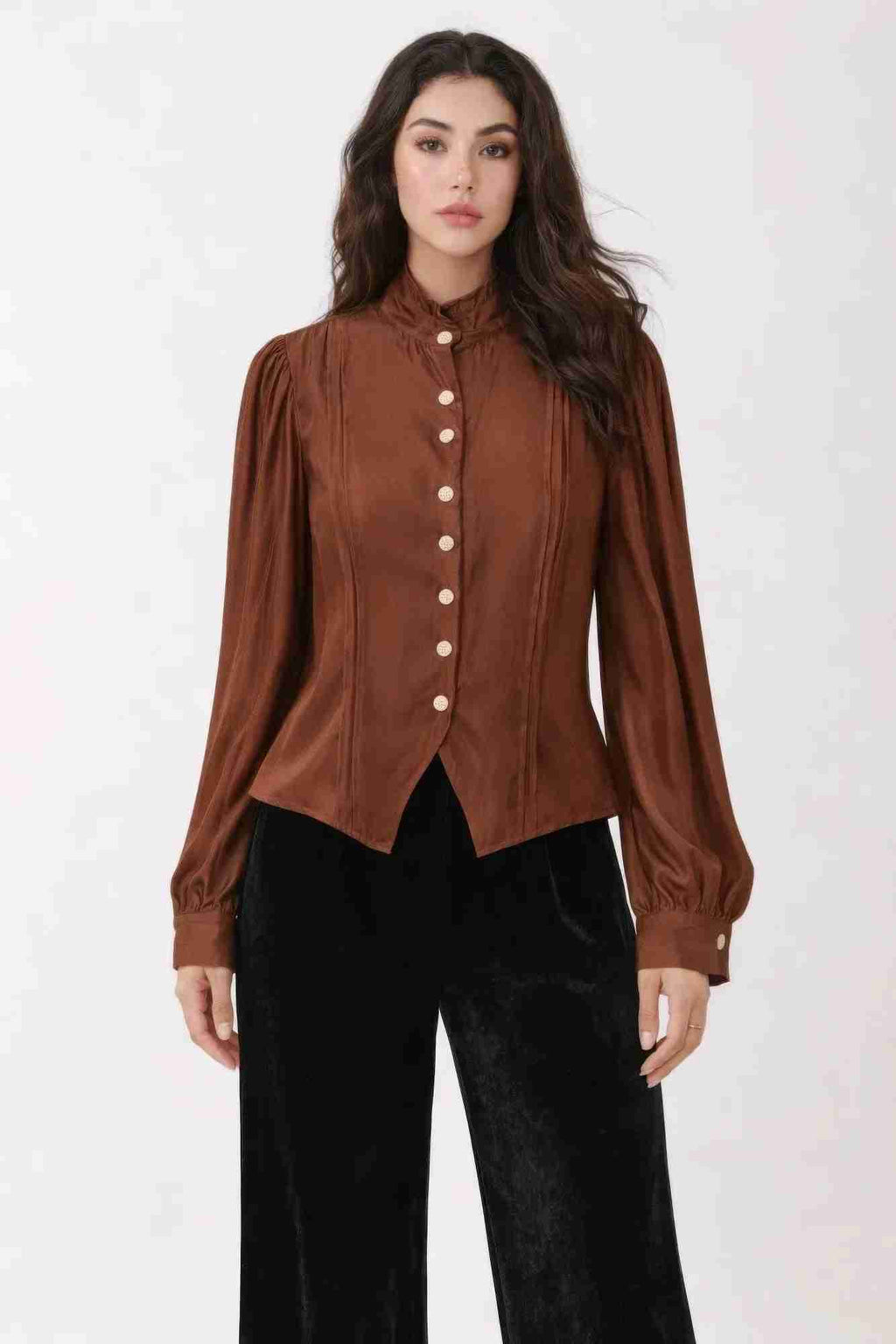 Haut en satin marron à patte boutonnée et col montant, manches longues bouffantes