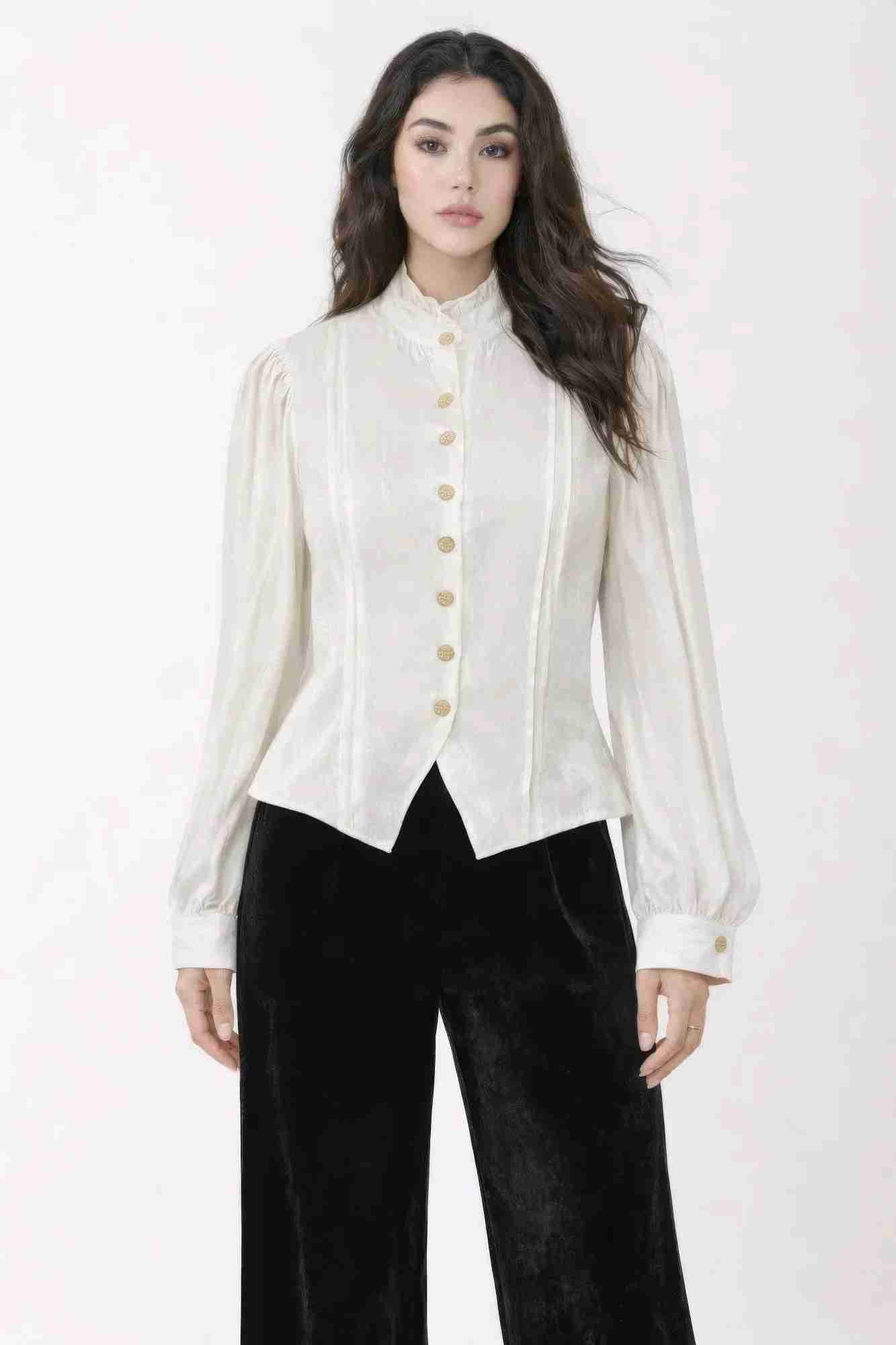 Haut en satin blanc à col montant et boutons dorés, manches longues bouffantes
