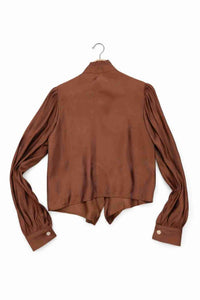 Haut en satin marron au dos, manches longues bouffantes et col montant