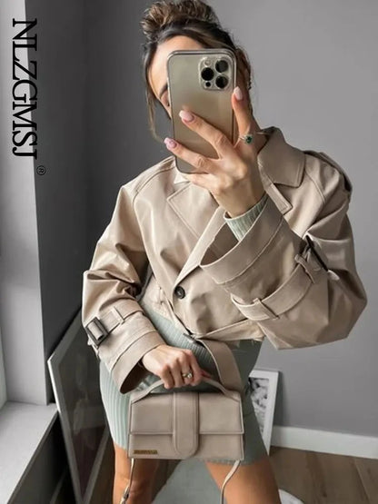 Trench court ceinturé beige à double boutonnage pour femme, style vintage – vue 2